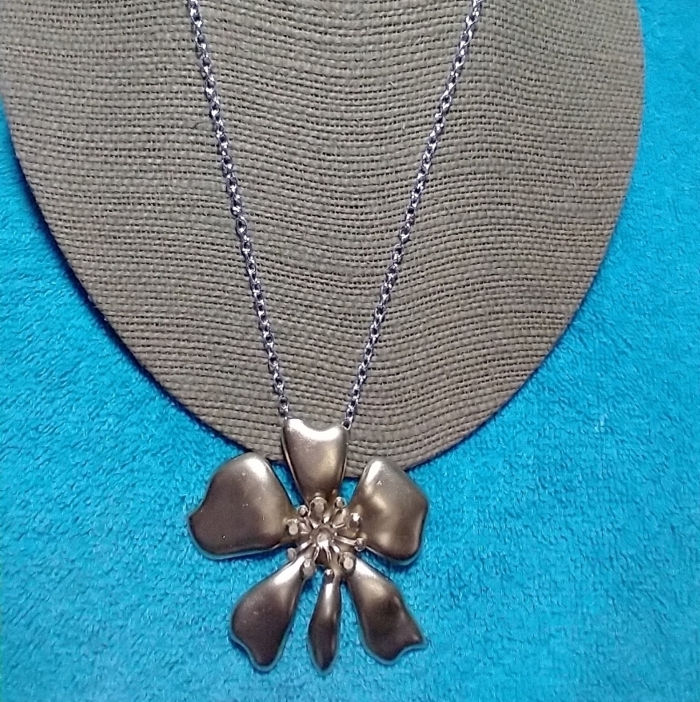 Goldtone large flower on silvertone chain necklace